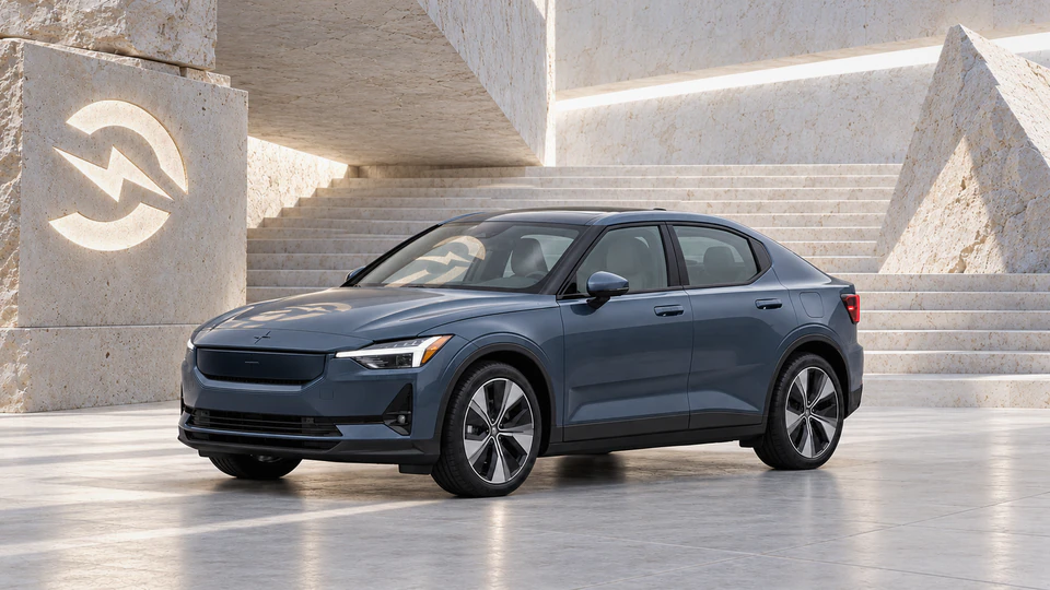 Polestar 2, вид спереди в три четверти, в студии Электроатласа