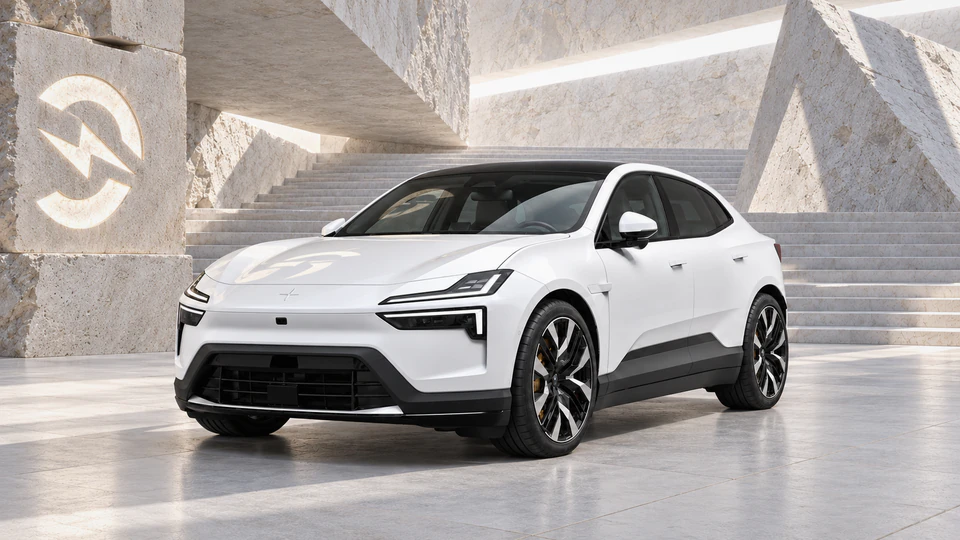 Polestar 4, вид спереди в три четверти, в студии Электроатласа