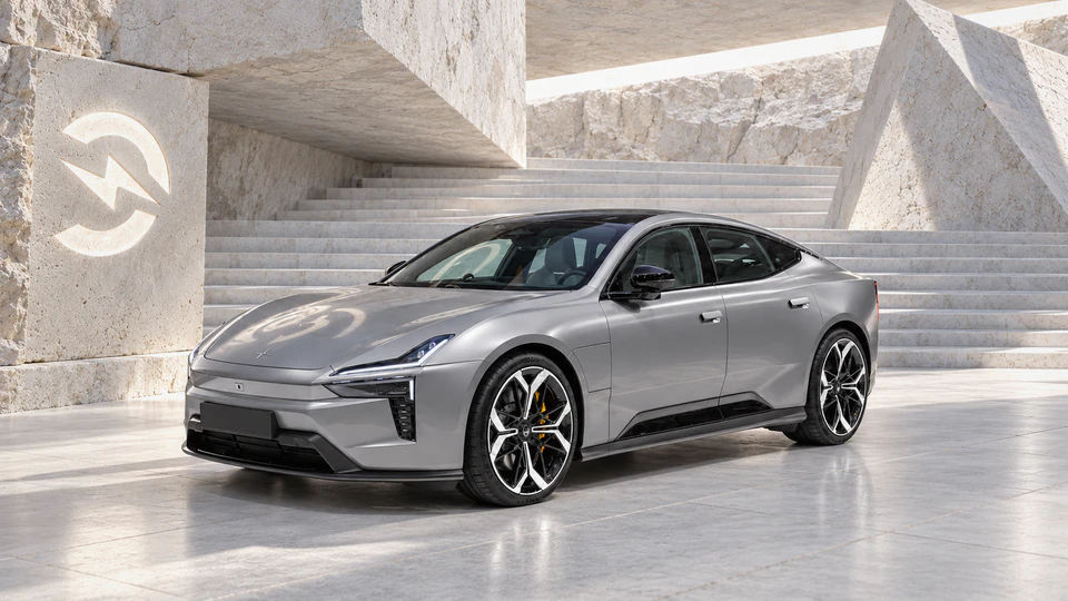 Polestar 5, вид спереди в три четверти, в студии Электроатласа