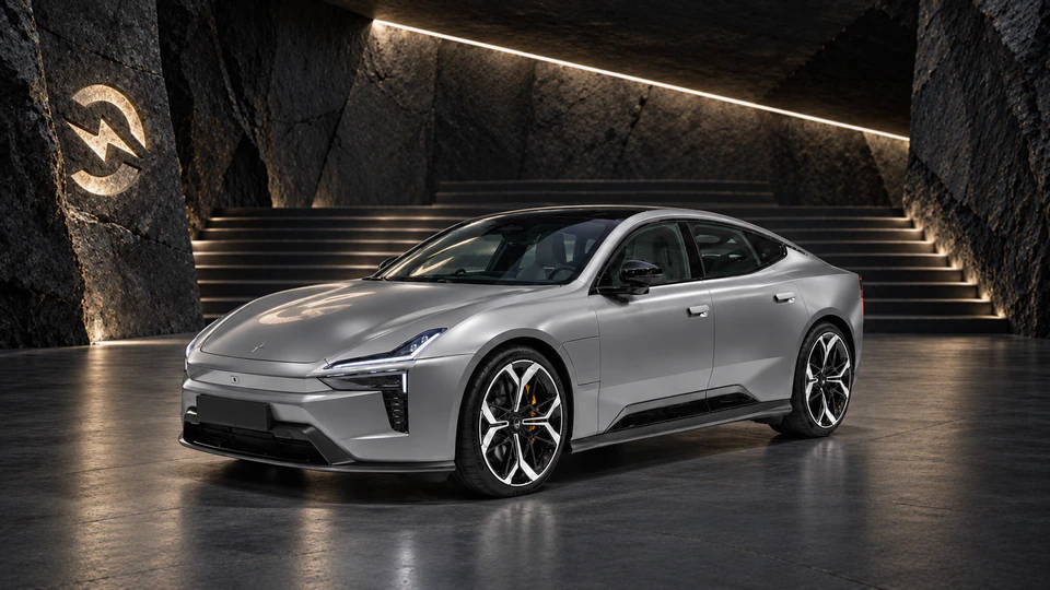 Polestar 5, вид спереди в три четверти, в студии Электроатласа