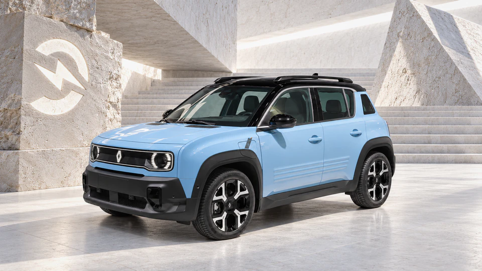 Renault R4 E-Tech, вид спереди в три четверти, в студии Электроатласа