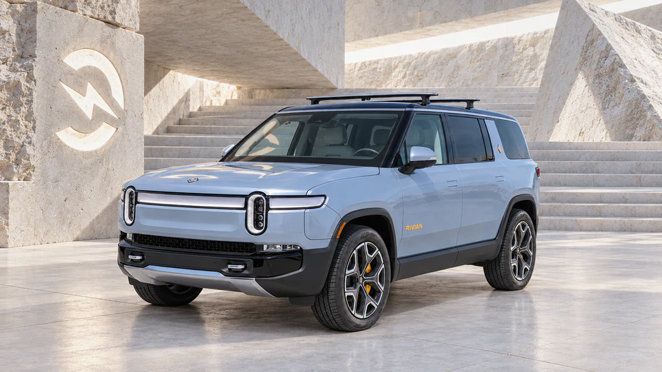 Rivian R1S, вид спереди в три четверти, в студии Электроатласа
