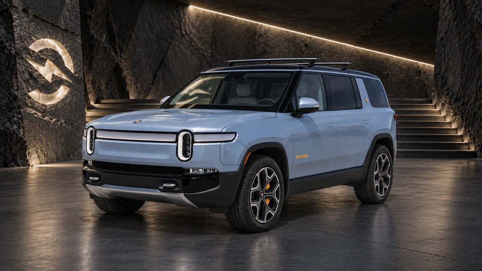 Rivian R1S, вид спереди в три четверти, в студии Электроатласа