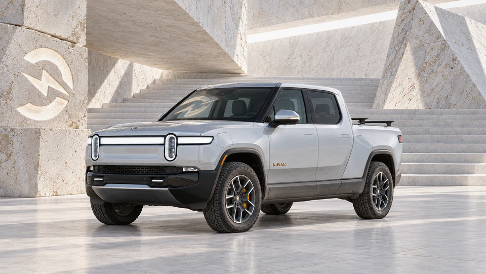 Rivian R1T, вид спереди в три четверти, в студии Электроатласа