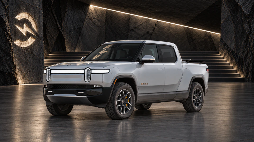 Rivian R1T, вид спереди в три четверти, в студии Электроатласа