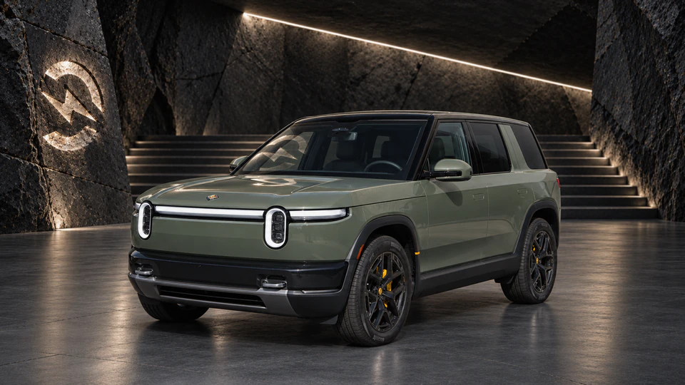 Rivian R2, вид спереди в три четверти, в студии Электроатласа