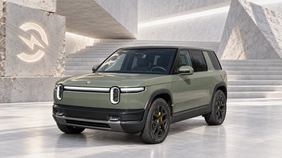 Rivian R2, вид спереди в три четверти, в студии Электроатласа