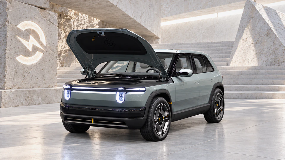 Rivian R3 / R3X, вид спереди в три четверти, в студии Электроатласа