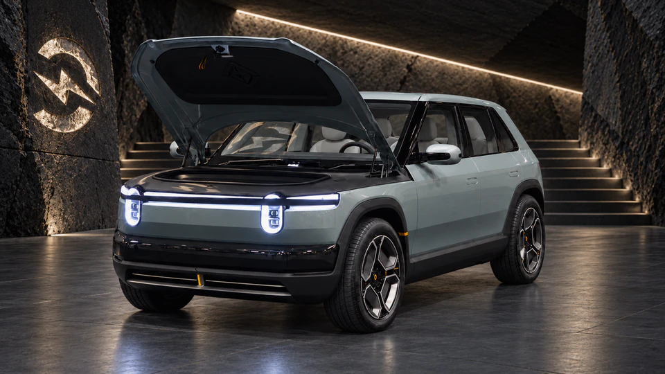 Rivian R3 / R3X, вид спереди в три четверти, в студии Электроатласа