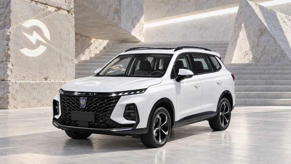 Roewe RX5 eMAX, вид спереди в три четверти, в студии Электроатласа