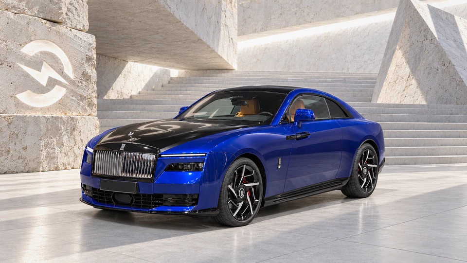 Rolls-Royce Spectre, вид спереди в три четверти, в студии Электроатласа