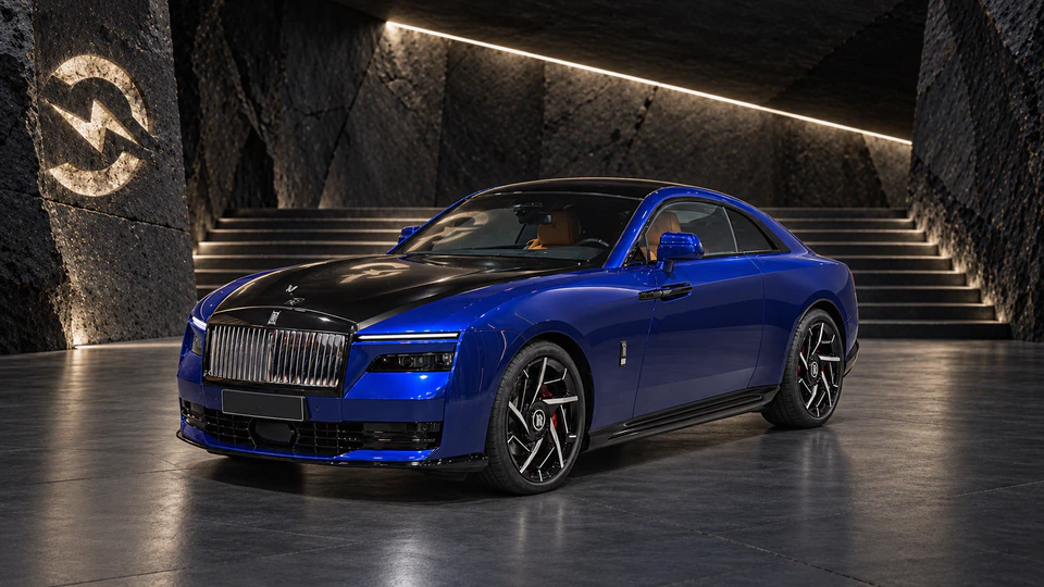 Rolls-Royce Spectre, вид спереди в три четверти, в студии Электроатласа