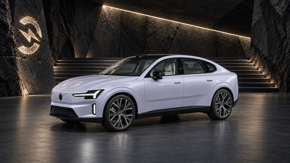 Volvo ES90, вид спереди в три четверти, в студии Электроатласа