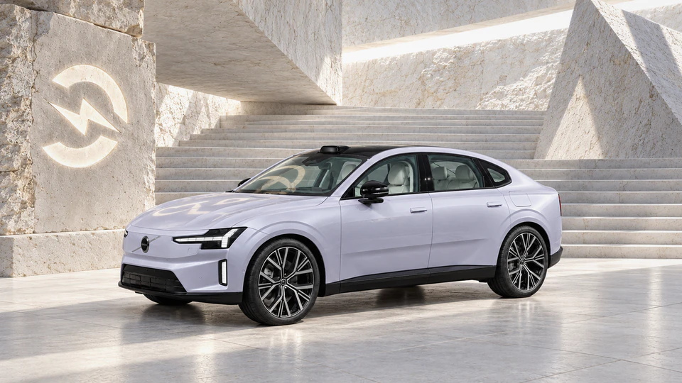 Volvo ES90, вид спереди в три четверти, в студии Электроатласа