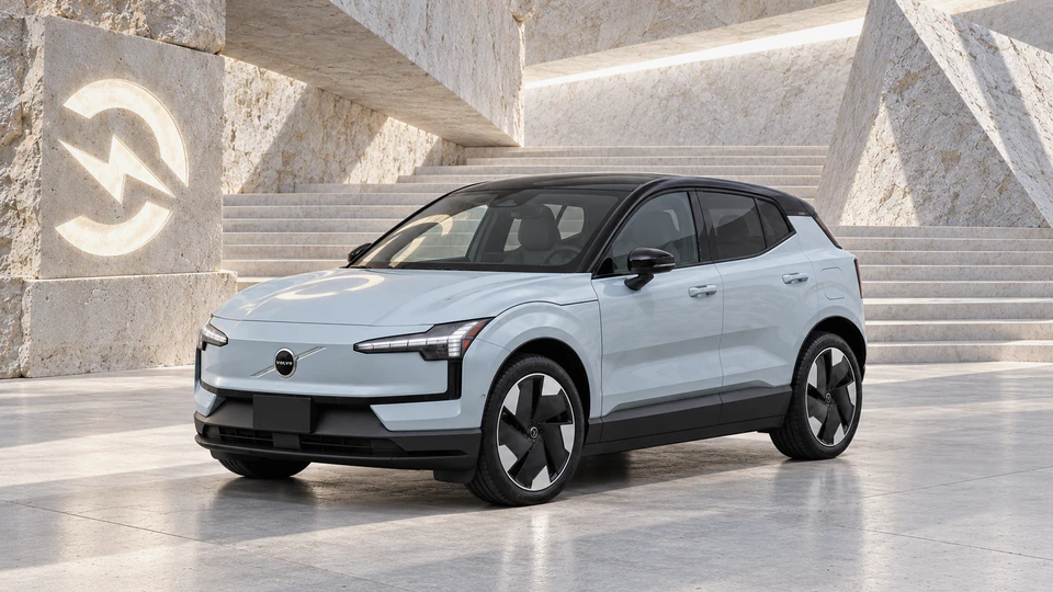 Volvo EX30, вид спереди в три четверти, в студии Электроатласа