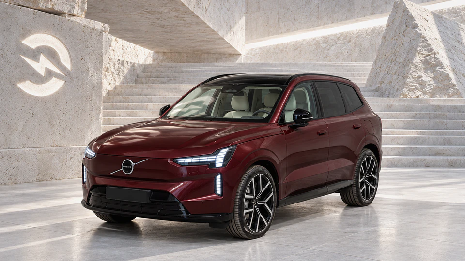 Volvo EX90, вид спереди в три четверти, в студии Электроатласа