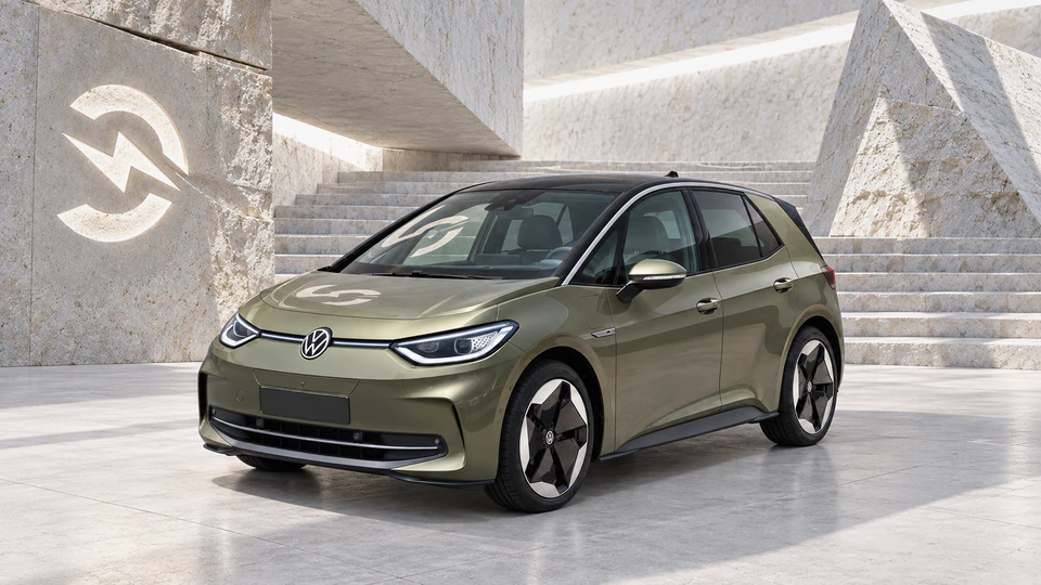 Volkswagen ID.3, вид спереди в три четверти, в студии Электроатласа