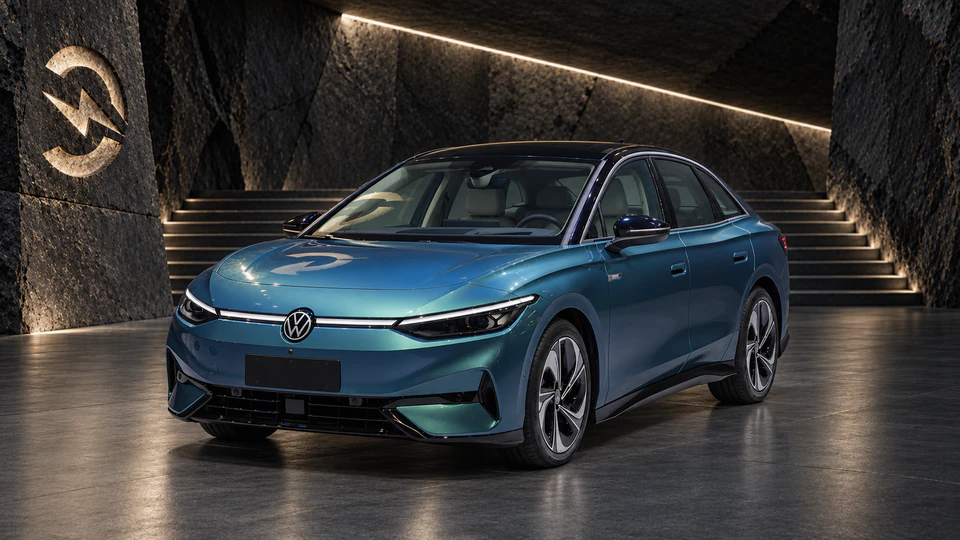 Volkswagen ID.7, вид спереди в три четверти, в студии Электроатласа