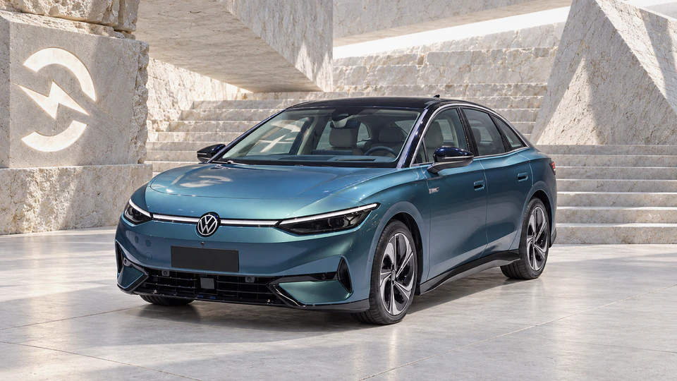 Volkswagen ID.7, вид спереди в три четверти, в студии Электроатласа