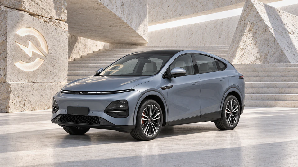 XPeng G6, вид спереди в три четверти, в студии Электроатласа